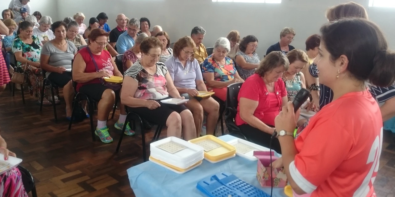 Integrantes de grupos de convivência do CRAS de Palmeira comemoram Páscoa e aniversários