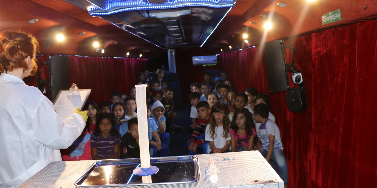 Alunos de Castro assistem peça em teatro sobre rodas