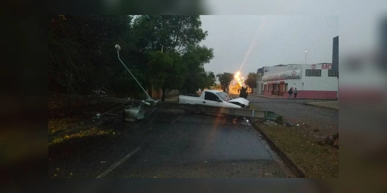 Colisão contra poste deixa parte da região central de Carambeí sem luz e telefone