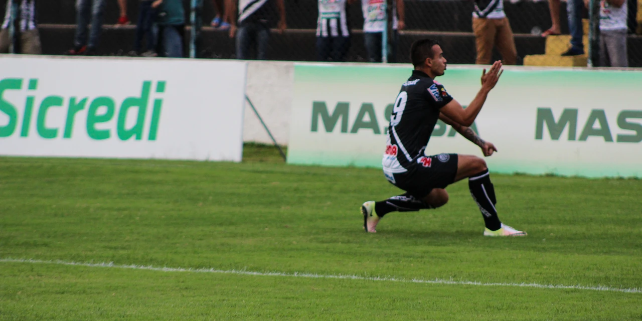 À vontade: a alguns dias da estreia na “D”, Lucas Batatinha demonstra felicidade por jogar em casa