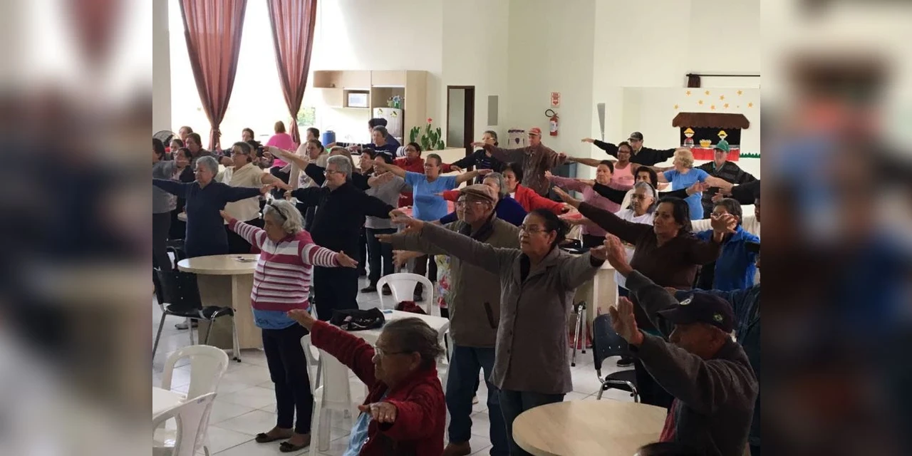 Aulas de alongamento movimentam idosos no CCI