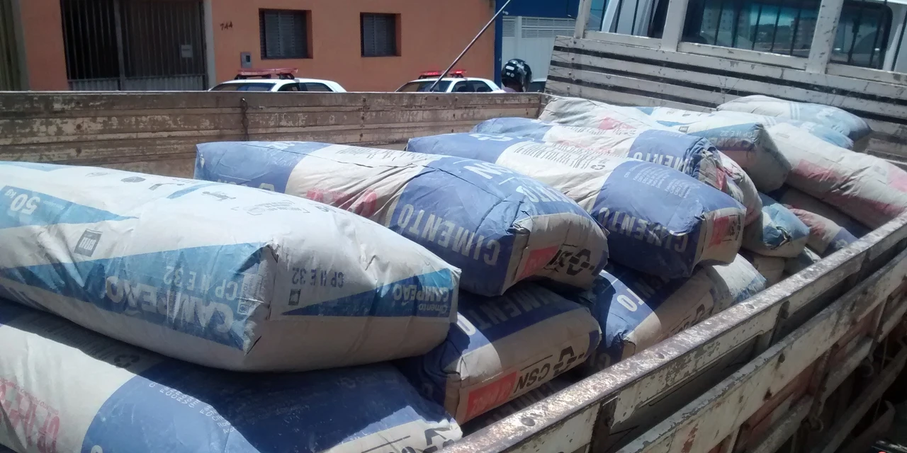 Homens são presos em Castro após furtarem 137 sacos de cimento