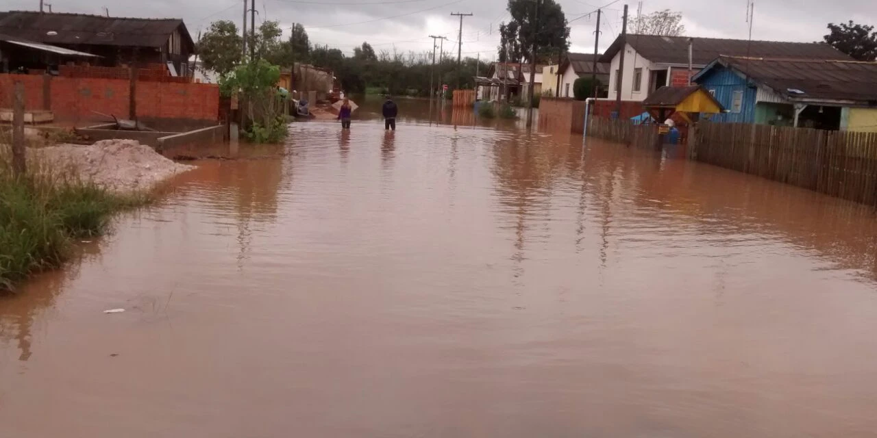 Oito famílias de desabrigados pela enchente foram removidas até o momento em Piraí do Sul
