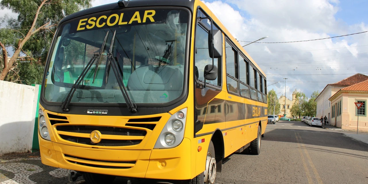 Prefeitura recebe novo ônibus para frota escolar