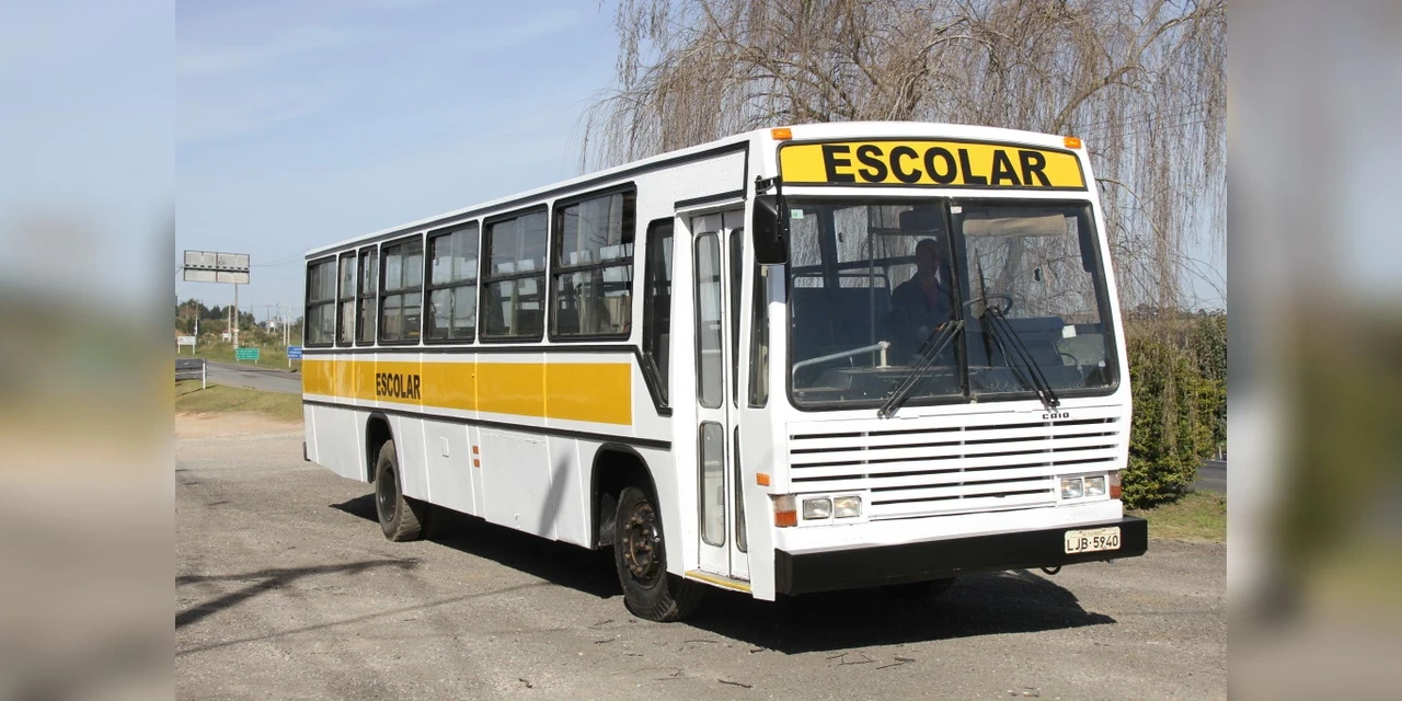 Secretaria de educação reforma ônibus do roteiro escolar