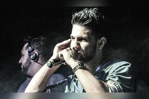 Cassiano Canavarro se apresenta durante "esquenta" para o jogo entre Operário e Globo (RN)