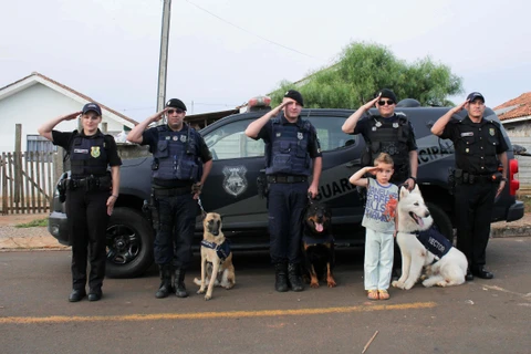 SMCSP visita aniversário de menino no Recanto Verde