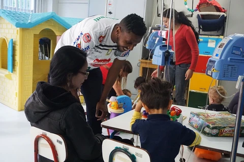 Jogadores do Operário visitam Hospital da Criança de Ponta Grossa