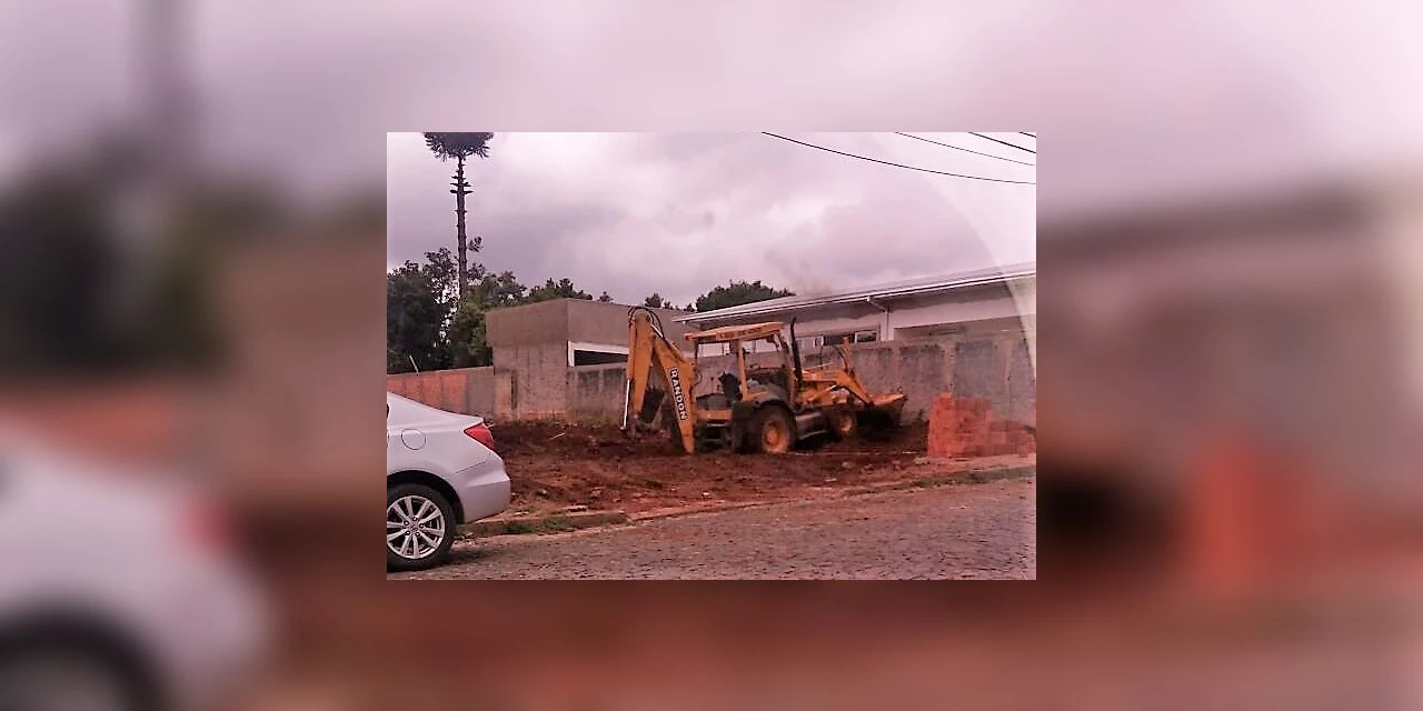 Máquina da prefeitura é flagrada fazendo serviço particular de forma irregular