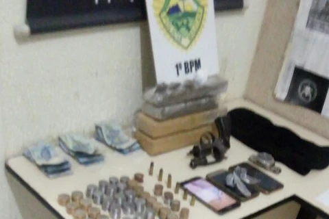 PM apreende arma e quase três quilos de drogas em Piraí do Sul