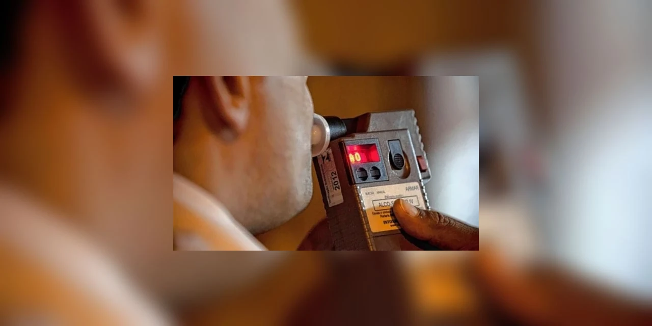 Motorista bêbado é preso após bater em carro parado