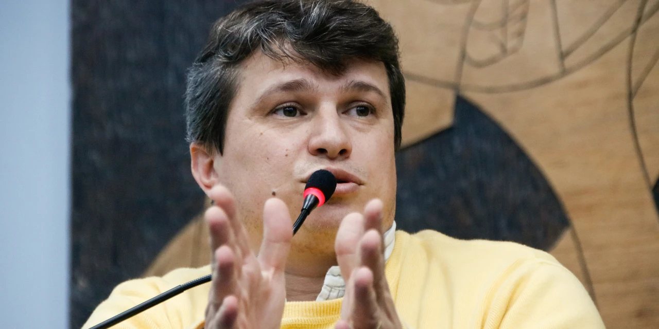 Dr. Magno crítica possível aumento de salário no STF