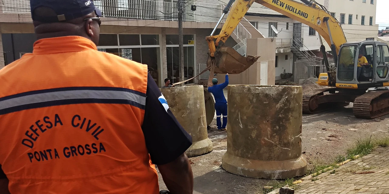 Defesa Civil reforça bloqueio da rua Visconde de Itaboraí