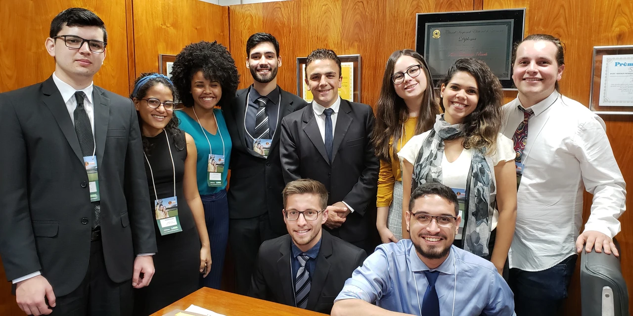 Aliel recebe estudantes para falar sobre Educação