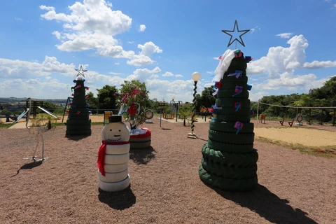 Praça do Pôr do Sol recebe decoração natalina sustentável