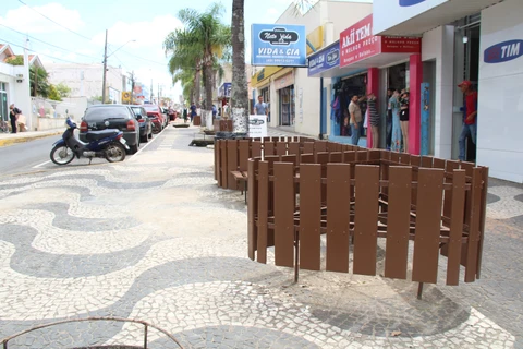 Reforma irá revitalizar bancos e floreiras do calçadão da rua Conceição
