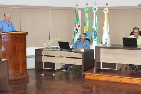 Morador usa tribuna da Câmara para cobrar melhorias nos serviços públicos em Piraí do Sul