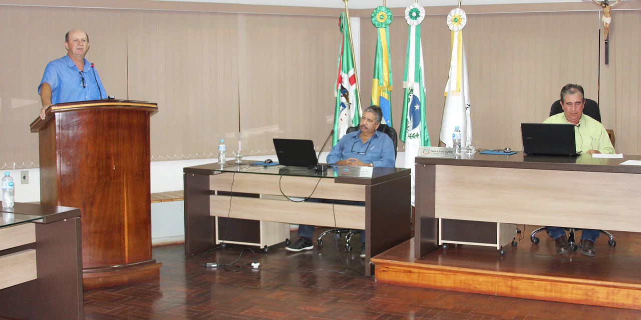 Morador usa tribuna da Câmara para cobrar melhorias nos serviços públicos em Piraí do Sul