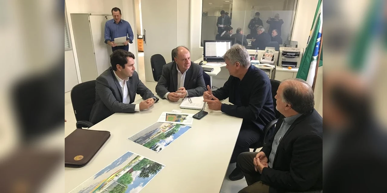 Prefeito conquista R$ 770 mil em recursos para a aquisição de uma escavadeira hidráulica e um rolo compactador