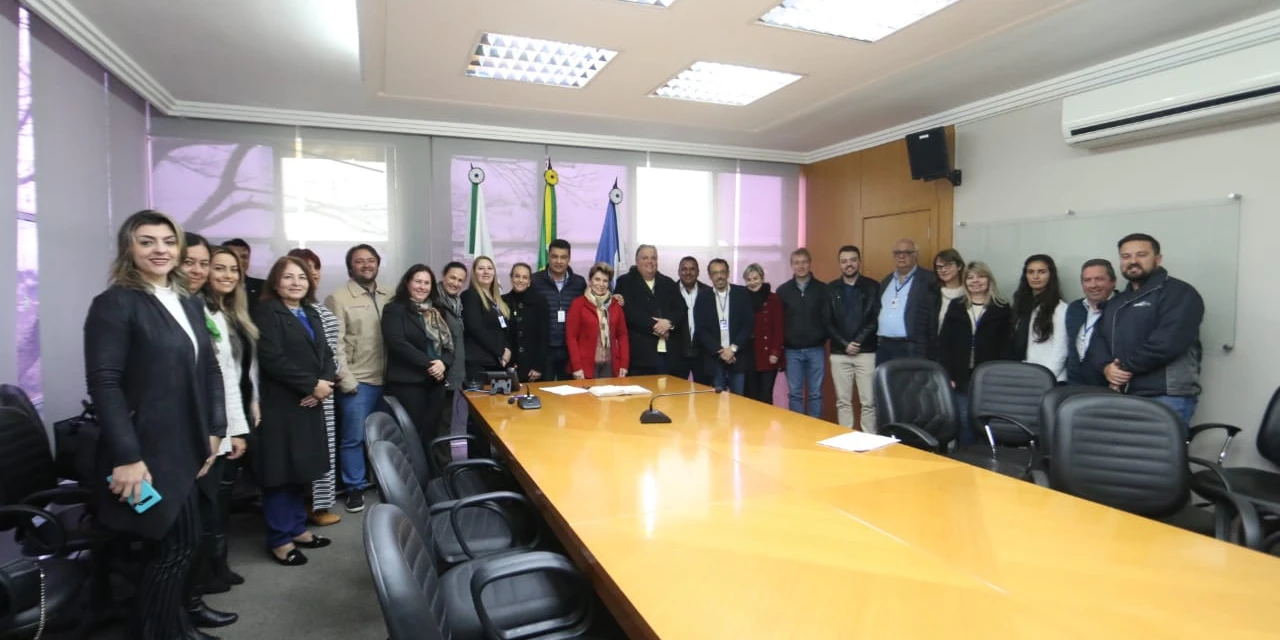 Prefeitura e NRE assinam acordo que oferecerá estágio para estudantes