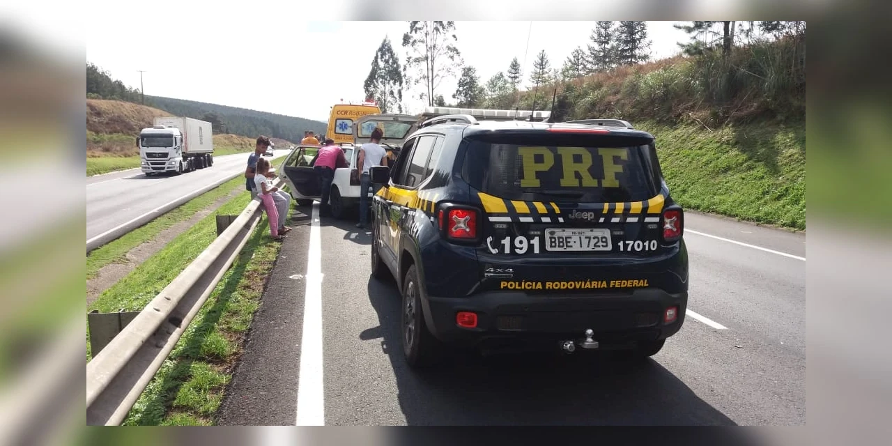 Batida entre dois carros deixa duas pessoas feridas na BR-376