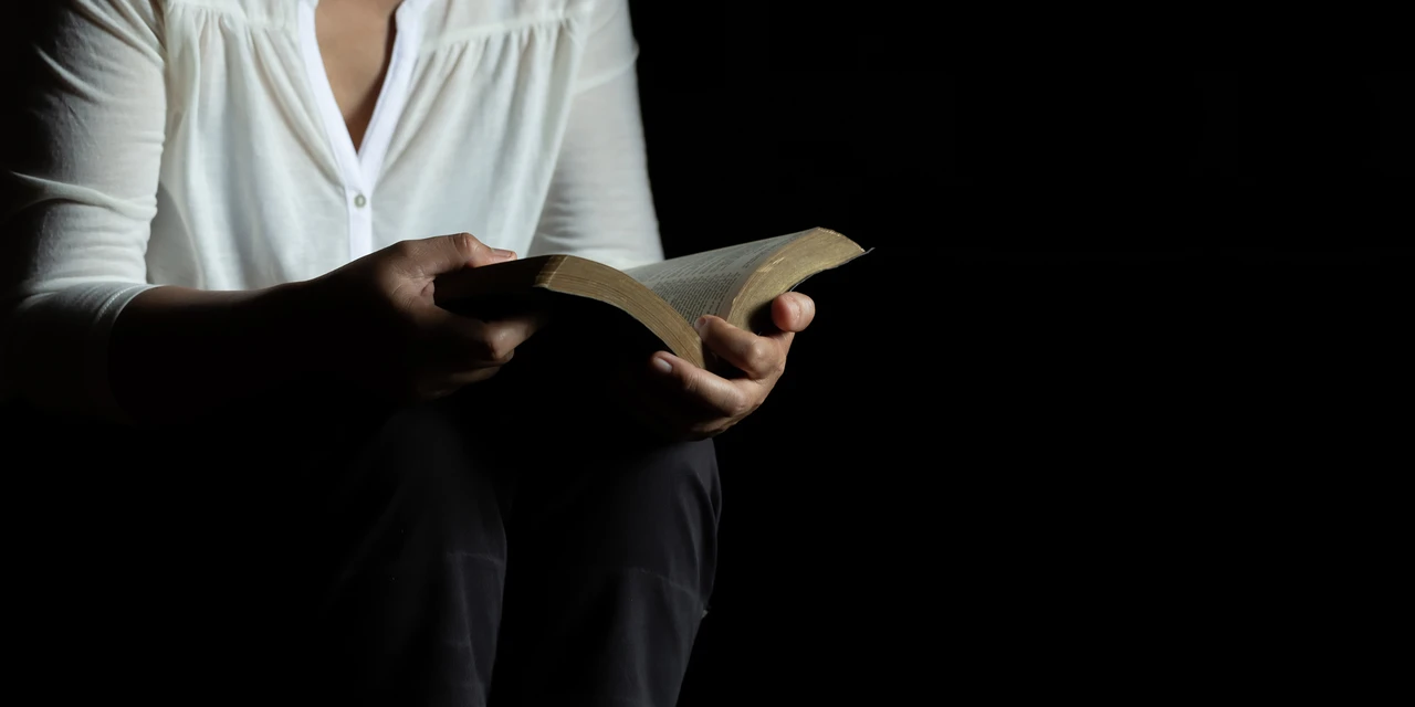 Assaltantes roubam bíblia de mulher em Telêmaco Borba