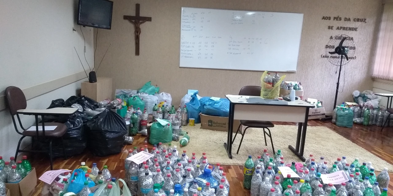 Ação da Catequese coleta mil garrafas com lacres