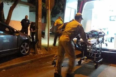 Após roubar carro e se envolver em acidente, rapaz ameaça policiais e acaba baleado