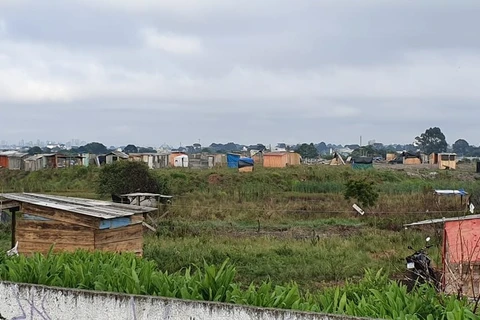 Policiais fazem reintegração de posse em Piraquara para retirar moradores de terreno da prefeitura