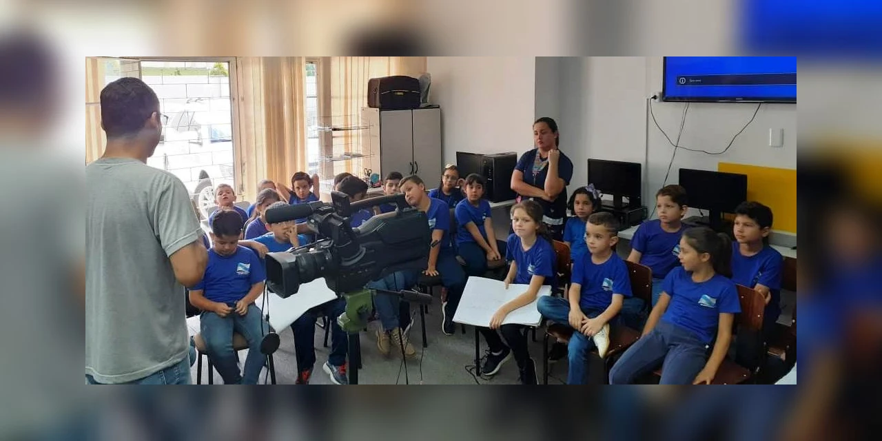 Alunos de escola municipal vivem dia de jornalista na UniSecal