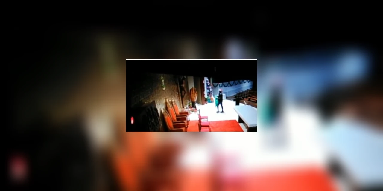 Homem com gorro de Papai Noel furta imagem de Nossa Senhora Aparecida da Catedral de Cascavel