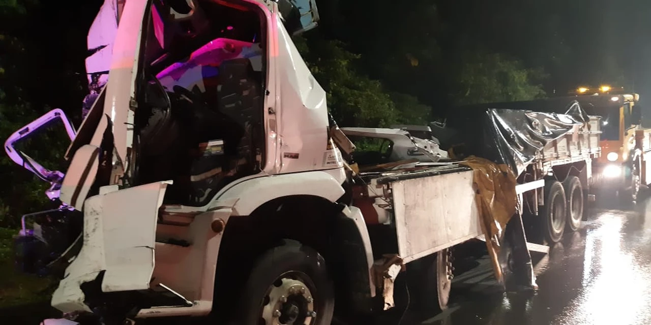 Motorista morre após caminhão perder o freio e atingir 5 veículos na BR-376, em Guaratuba