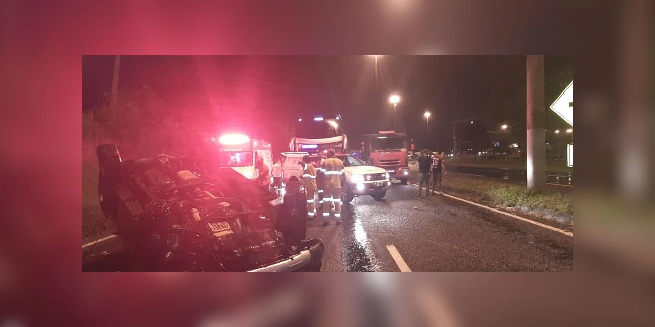 Jovem fica em estado grave depois de carro capotar na avenida Souza Naves