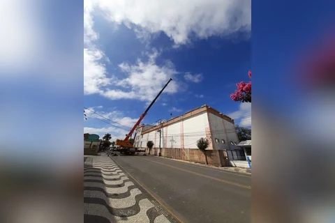 Guindaste é utilizado para instalar estrutura metálica na obra do Cine Teatro