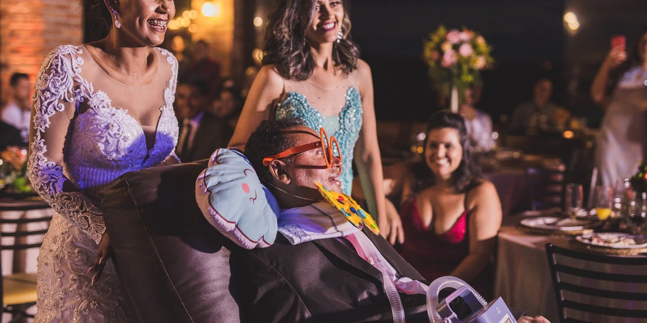 Pai com doença degenerativa leva filha ao altar em poltrona adaptada: 'Ele não fala, não anda, mas sente muito'