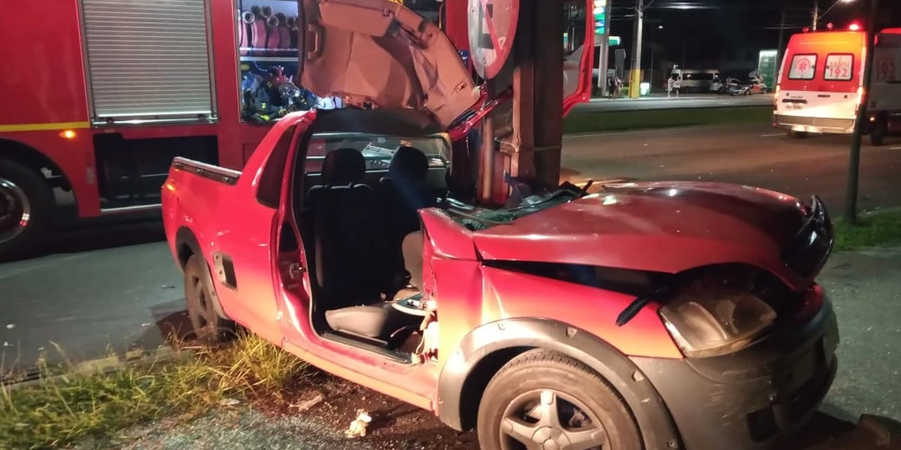 Motorista fica gravemente ferido ao ser atingido por veículo suspeito de disputar racha em Curitiba, diz polícia