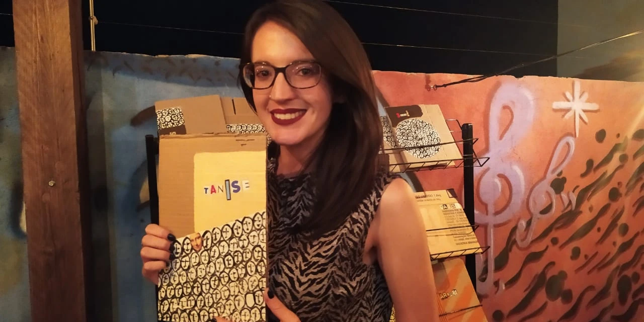 Aluna de Letras da UniSecal lança livreto de poemas