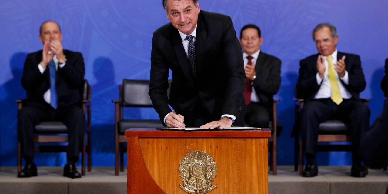 Bolsonaro inclui atividades religiosas em lista de serviços essenciais em meio ao coronavírus