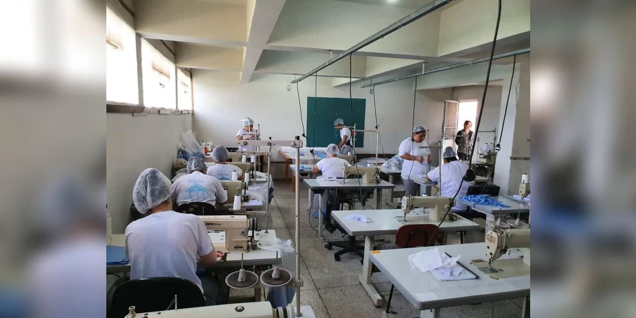 Justiça libera recurso para fabricação de 500 mil máscaras de proteção para presos e funcionários de presídios do Paraná