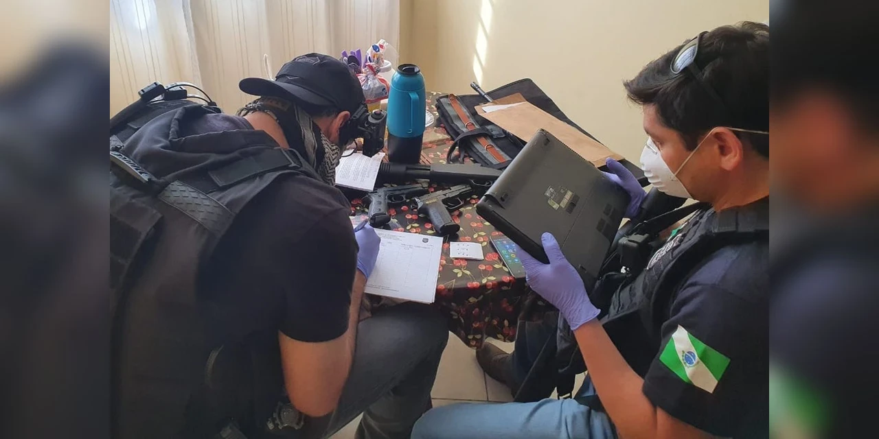 Youtuber é indiciado por divulgar notícias falsas e receitas caseiras com promessa de proteção contra o coronavírus, diz polícia