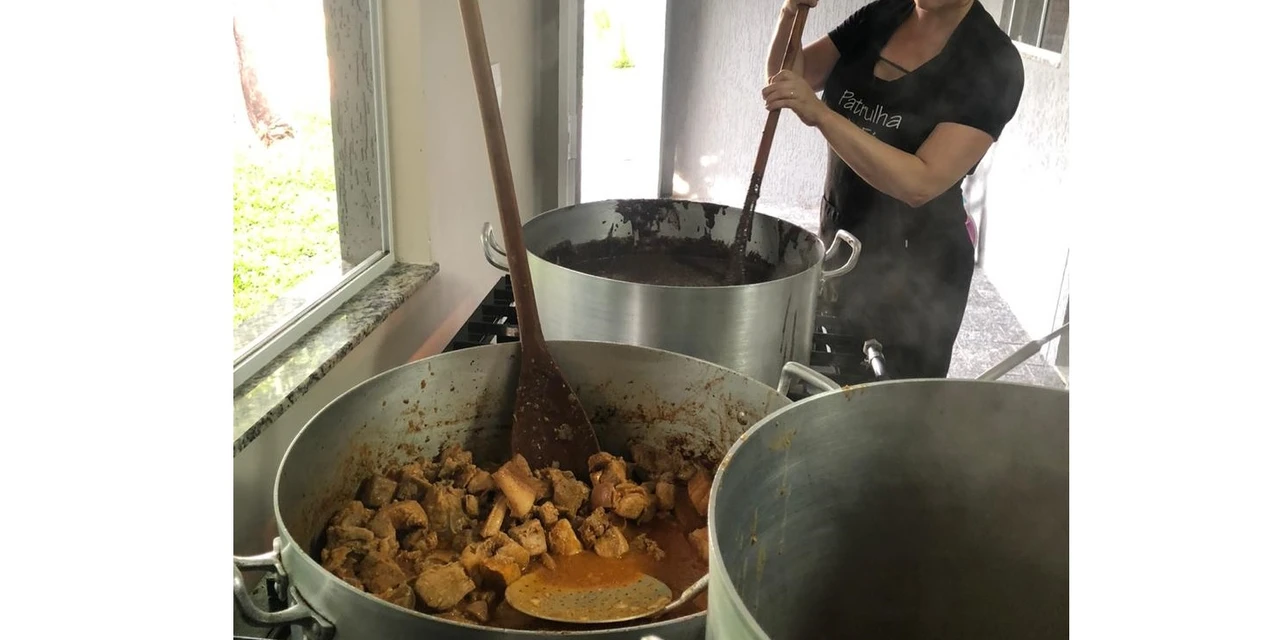 Grupo de voluntários se reúne para levar marmitas para pessoas que moram nas ruas