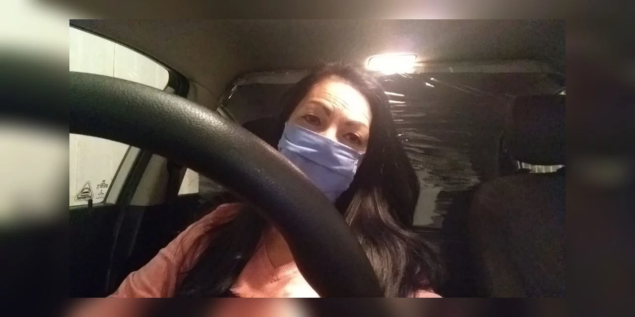 Motorista de aplicativo cria barreira de plástico entre bancos do carro para evitar coronavírus: 'Cuidado com o próximo'
