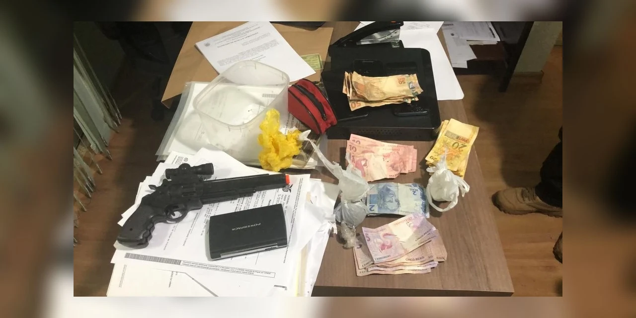 Suspeito de tráfico engole buchas de cocaína ao ser abordado em operação e morre por overdose em Mandaguari, diz Polícia Civil