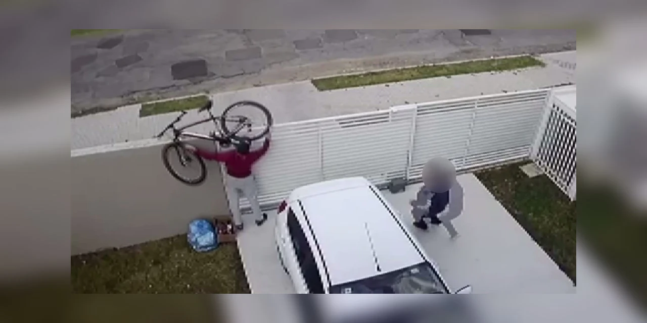 Homem pula muro de casa para tentar furtar bicicleta e é agredido por morador, em Curitiba