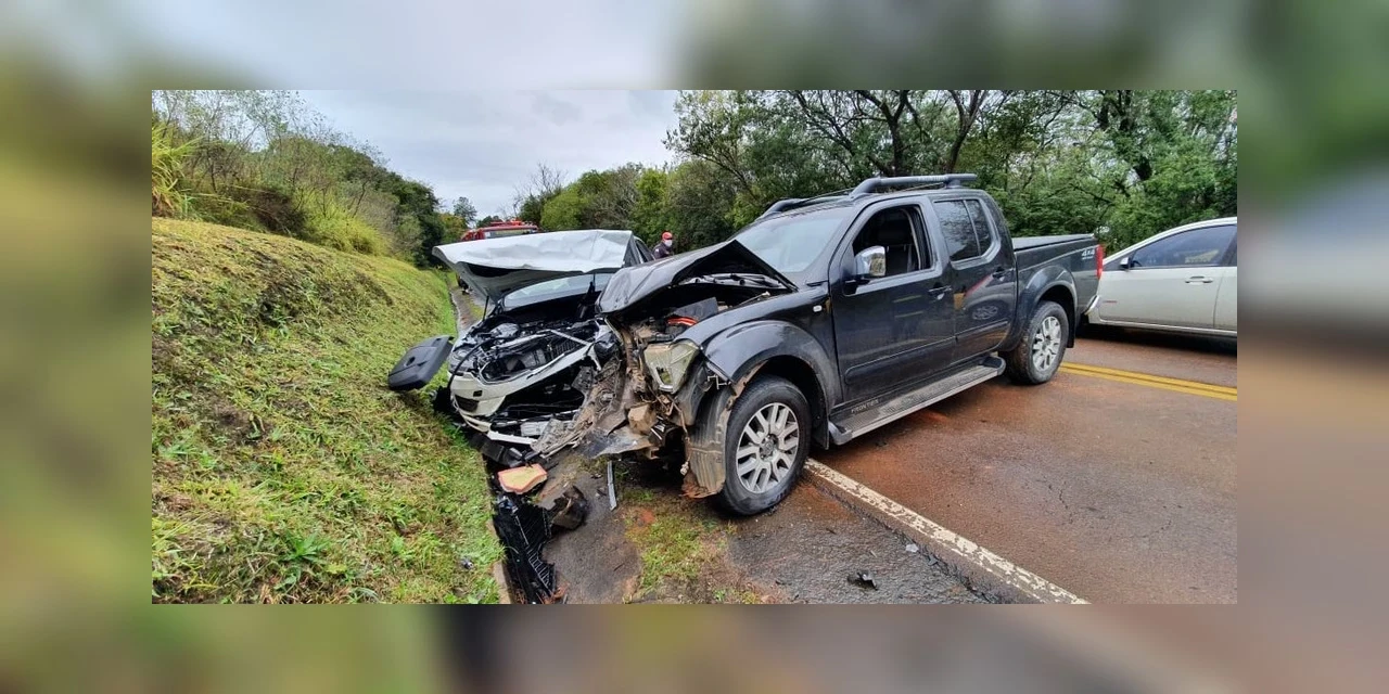 Carro e caminhonete com placa de Piraí do Sul batem de frente, na PR-151