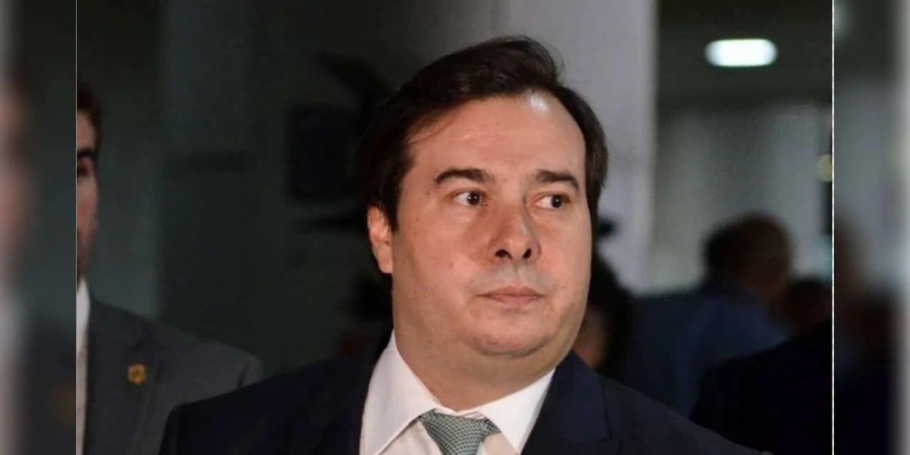 Após Bolsonaro cobrar redução de salários no Congresso, Maia defende corte nos três poderes