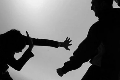 Homem é preso após danificar carro e ameaçar a ex-namorada