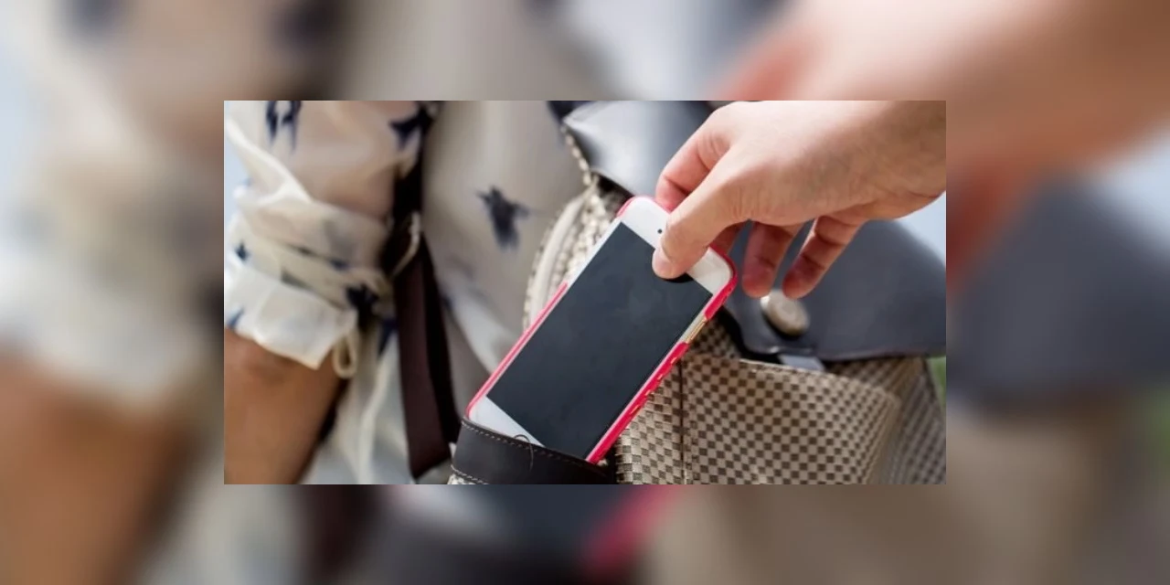 Assaltante usa machado para ameaçar e roubar celular de mulher