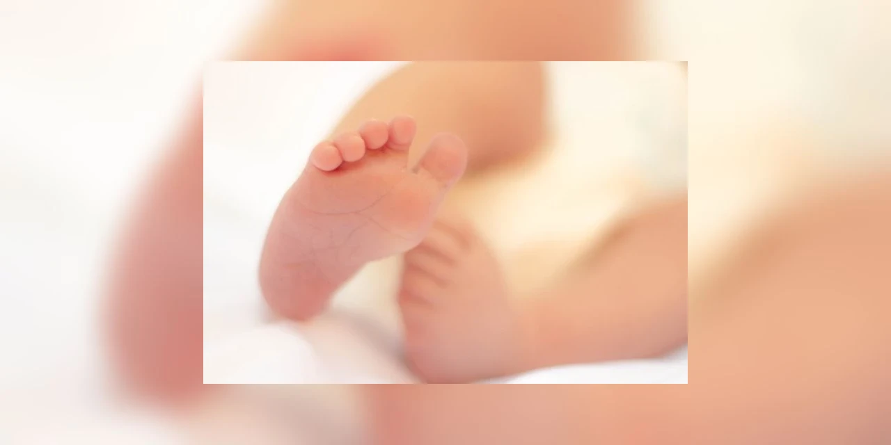 Homem é preso por espancar a filha de 1 ano após ela chorar