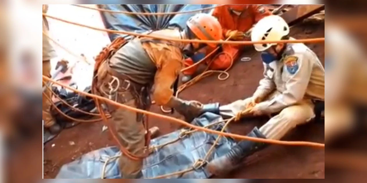 Após quatro dias de escavações, corpo é retirado de poço de 20 metros de profundidade, em Campo Mourão